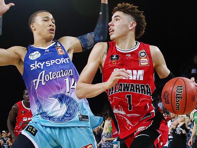 AUCKLAND, NEW ZEALAND - NOVEMBER 30: LaMelo Ball of the Hawks drives against RJ Hampton of the Breakers during the round 9 NBL match between the New Zealand Breakers and the Illawarra Hawks at Spark Arena on November 30, 2019 in Auckland, New Zealand. (Photo by Anthony Au-Yeung/Getty Images)