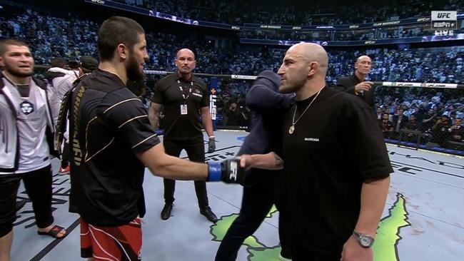 Alex Volkanovski (right) agrees to fight Islam Makhachev. Photo: Fox Sports.