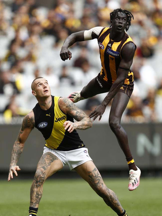 Dustin Martin and Changkuoth Jiath compete for a mark. (Photo by Darrian Traynor/Getty Images)