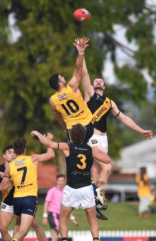 Minchin flies for the ball. Picture: Tricia Watkinson