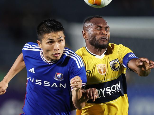 GOSFORD, AUSTRALIA - DECEMBER 03:  Takuma Nishimura of Yokohama F. Marinos (L) and Brian Kaltak of Central Coast Mariners (R) compete for the ball during the AFC Champions League Elite East Region match between Central Coast Mariners and Yokohama F.Marinos at Industree Group Stadium on December 03, 2024 in Gosford, Australia. (Photo by Matt King/Getty Images)