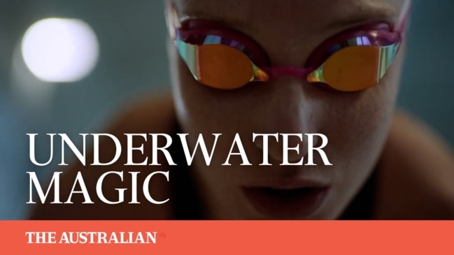 How swimming sensation Mollie O'Callaghan kicks underwater