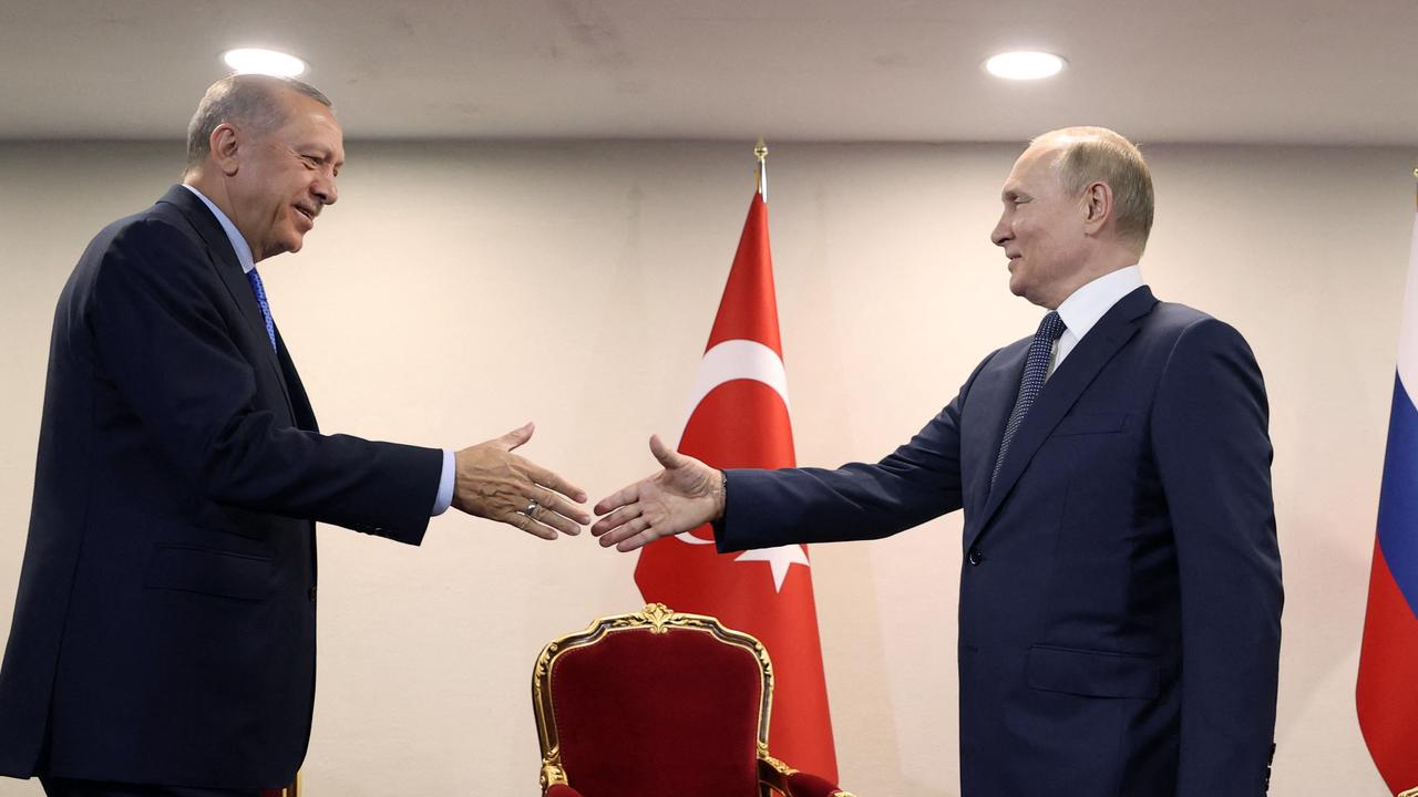 Turkish President Recep Tayyip Erdogan shakes hands with Russian President Vladimir Putin (Photo by Mustafa Kamaci / TURKISH PRESIDENTIAL PRESS SERVICE / AFP)