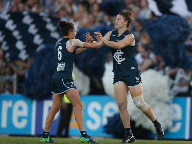 Darcy Vescio kicks a goal in the second term