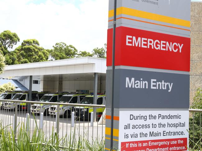 General Covid-19 coverage around Brisbane - QEII Hospital at Mt Gravatt - Ambulances lined up in the Emergency department. Mt Gravatt Wednesday 19th January 2022 Picture David Clark