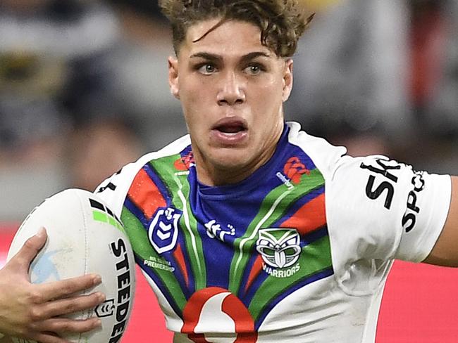 TOWNSVILLE, AUSTRALIA - MAY 28:  Reece Walsh of the Warriors runs the ball during the round 12 NRL match between the North Queensland Cowboys and the New Zealand Warriors at QCB Stadium, on May 28, 2021, in Townsville, Australia. (Photo by Ian Hitchcock/Getty Images)