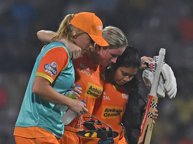 Gujarat Giants' captain Beth Mooney (C) walks back to the pavilion after getting a cramp during the 2023 Women's Premier League (WPL) Twenty20 cricket match between Gujarat Giants and Mumbai Indians at the DY Patil Stadium in Navi Mumbai on March 4, 2023. (Photo by INDRANIL MUKHERJEE / AFP) / ----IMAGE RESTRICTED TO EDITORIAL USE - STRICTLY NO COMMERCIAL USE-----