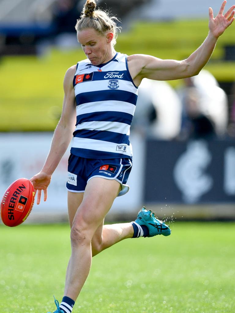 Kate Darby assisted in the ruck. Picture: Josh Chadwick/AFL Photos/via Getty Images.