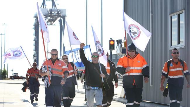 MUA (and supporters) picket the Hutchison terminal at Port of Brisbane. Picture: Annette Dew.