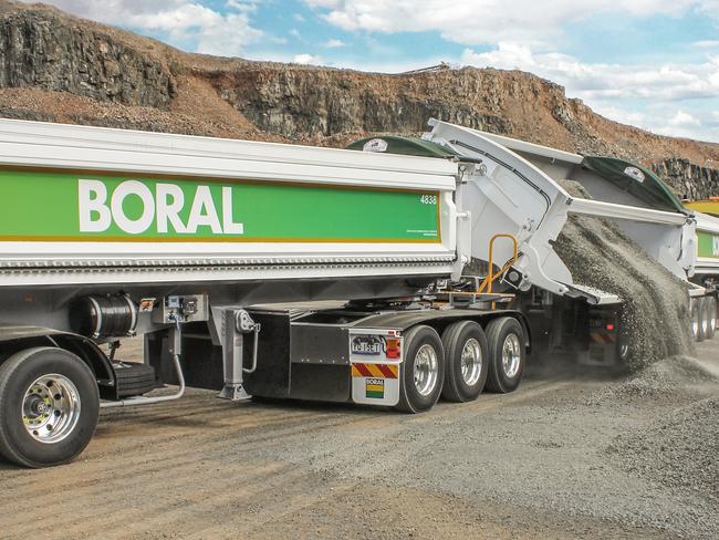 UNIQUE DESIGN: AZMEB Door Side Tippers distribute the load quickly and evenly with a single double-acting hydraulic cylinder at each end of the bowl.