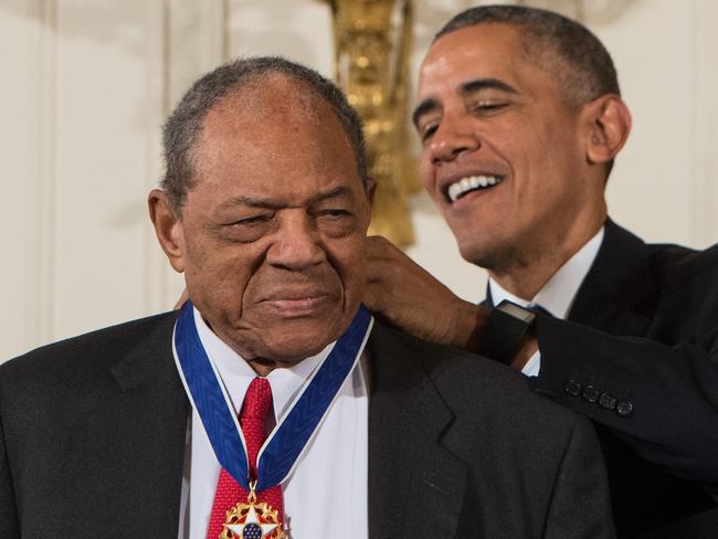 (FILES) US President Barack Obama presents the Presidential Medal of Freedom to baseball great Willie Mays at the White House in Washington, DC, on November 24, 2015. Baseball icon Willie Mays, one of the greatest players in the sport's history beloved for dazzling skill and athletic grace, died June 18, 2024 aged 93, his family announced. Mays' family confirmed the baseball icon's passing in a joint statement with his former team the San Francisco Giants. (Photo by NICHOLAS KAMM / AFP)