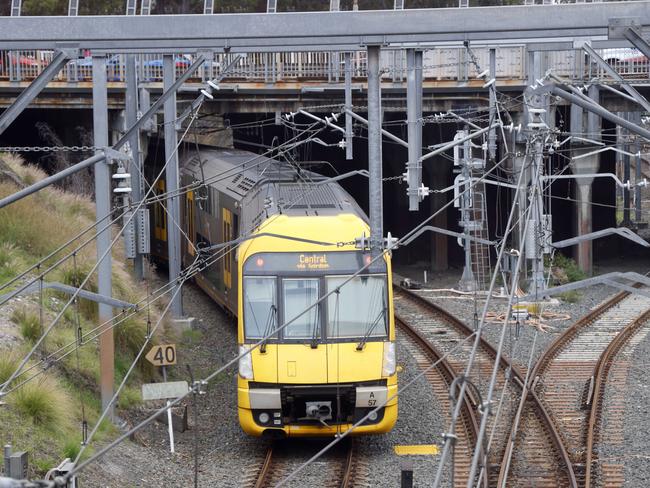 SYDNEY, AUSTRALIA - NewsWire Photos OCTOBER 16, 2024: A train leaving Hornsby train station.Picture: NewsWire / Damian Shaw