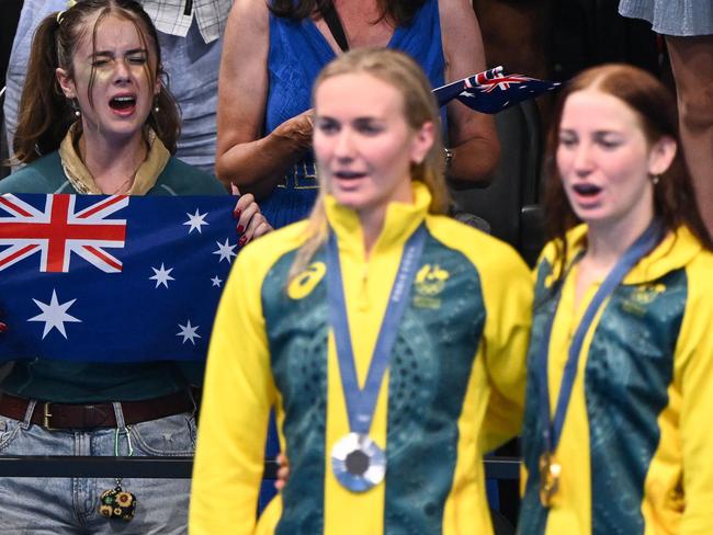 Gold medallist  Australia's Mollie O'callaghan (R) and silver medallist Australia's Ariarne Titmus pose on  the podium of the women's 200m freestyle swimming event during the Paris 2024 Olympic Games at the Paris La Defense Arena in Nanterre, west of Paris, on July 29, 2024. (Photo by SEBASTIEN BOZON / AFP)