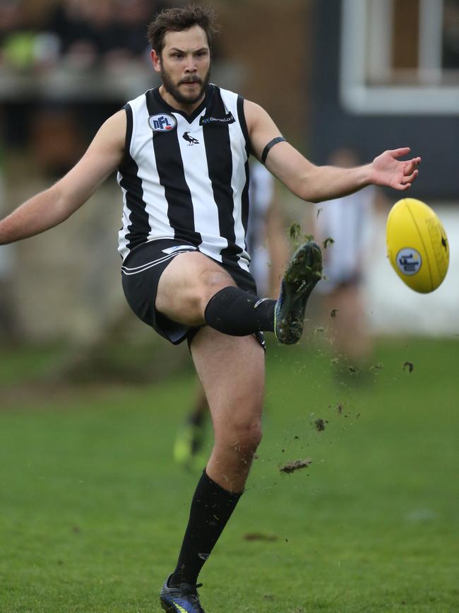 Patrick Fitzgerald kicks a goal for Montmorency. Picture: Stuart Milligan