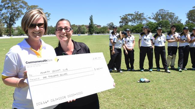 Narelle Meredith (Commonwealth Bank) presents Kim Hinkley with a cheque.