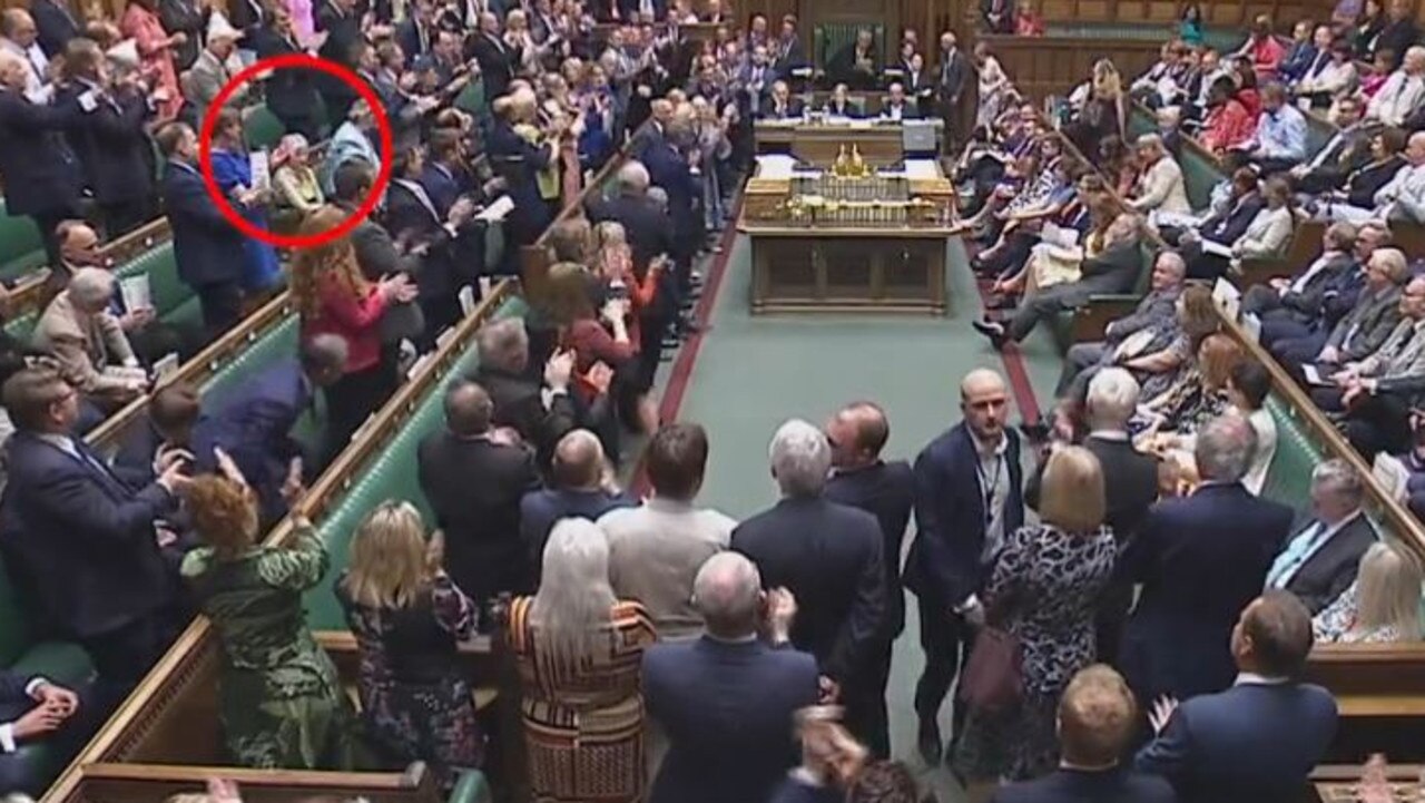 Theresa May a été aperçue en train de snober Boris Johnson lors d’une ovation debout lors des derniers PMQ