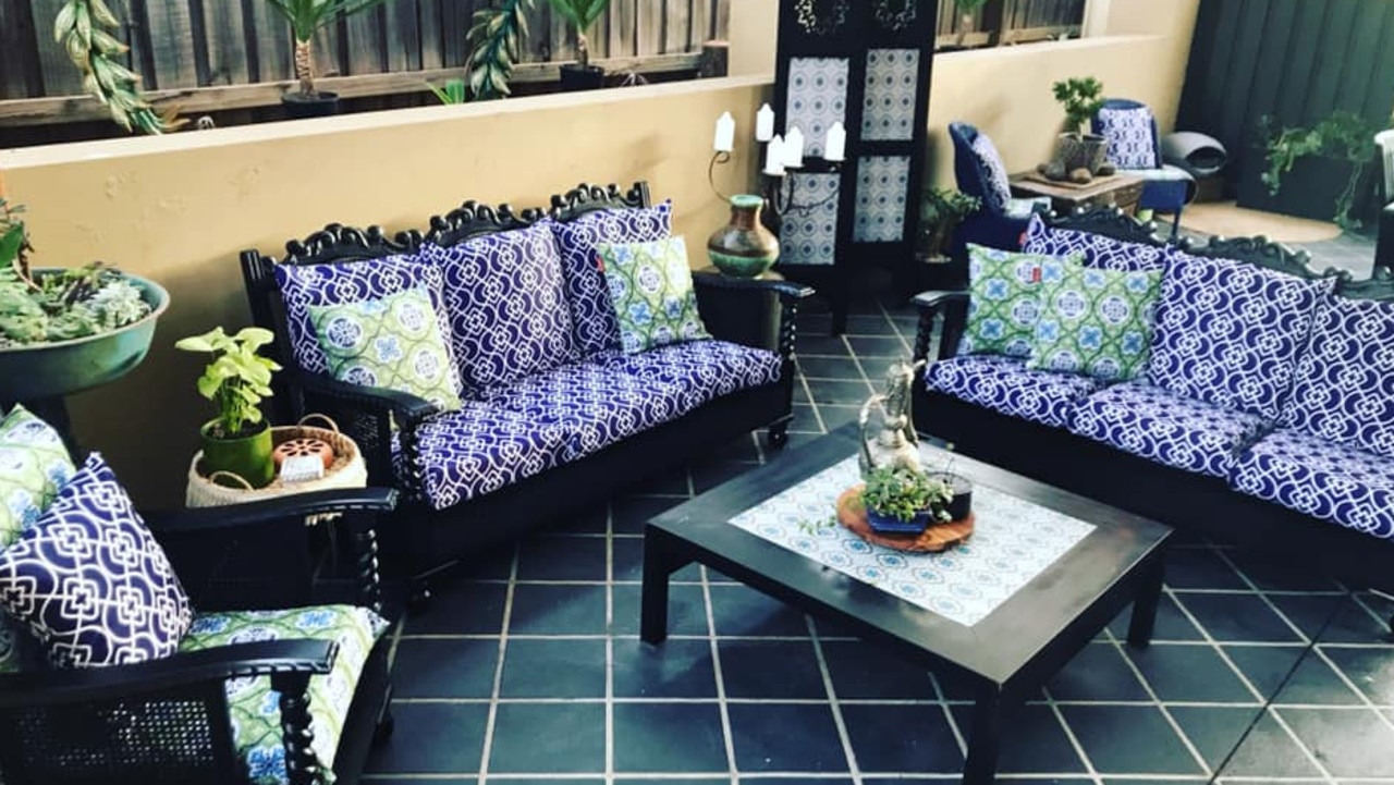 Another woman used the spray in satin black to transform old, outdoor sofas she bought on facebook’s marketplace. Picture: Facebook/BunningsMumsAustralia