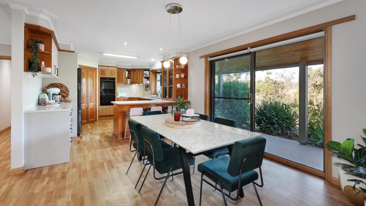 The kitchen is equipped with two Bosh Pyrolytic ovens, a Bosh induction cooktop and an ASKO dishwasher.