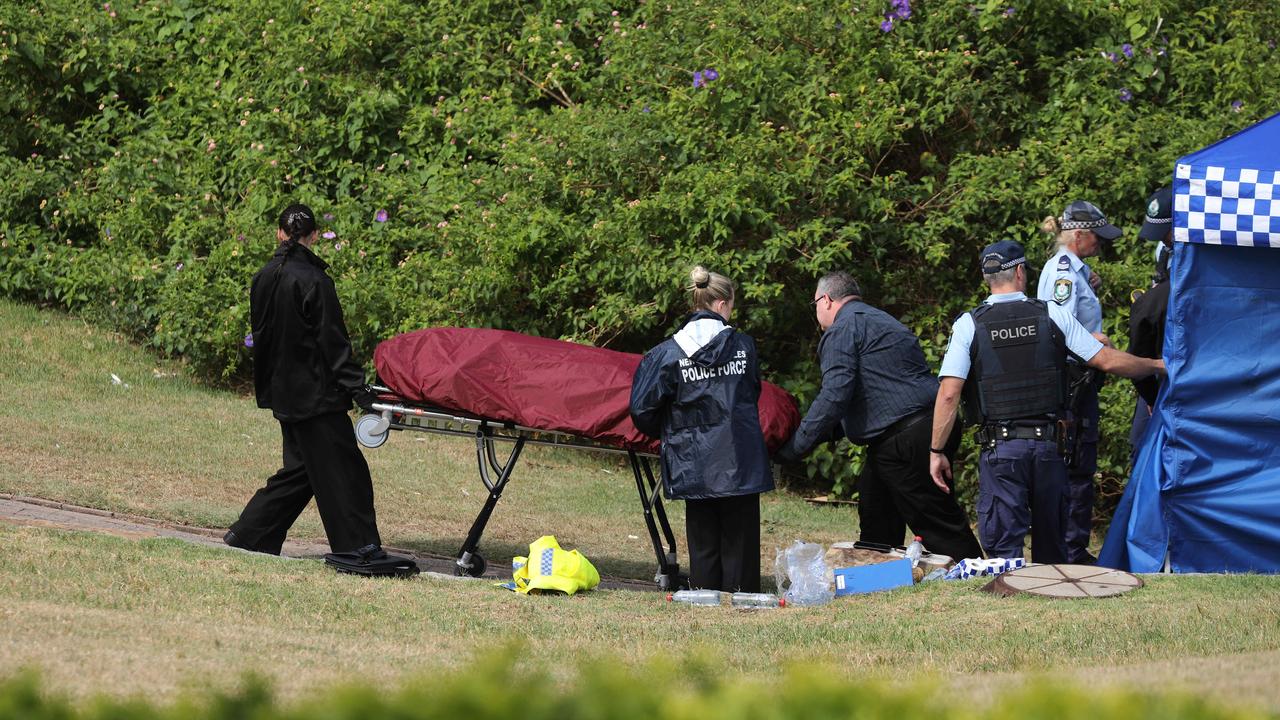 Police have removed the body of a man retrieved from Diamond Bay on Friday afternoon. Picture: NCA NewsWire / Max Mason-Hubers