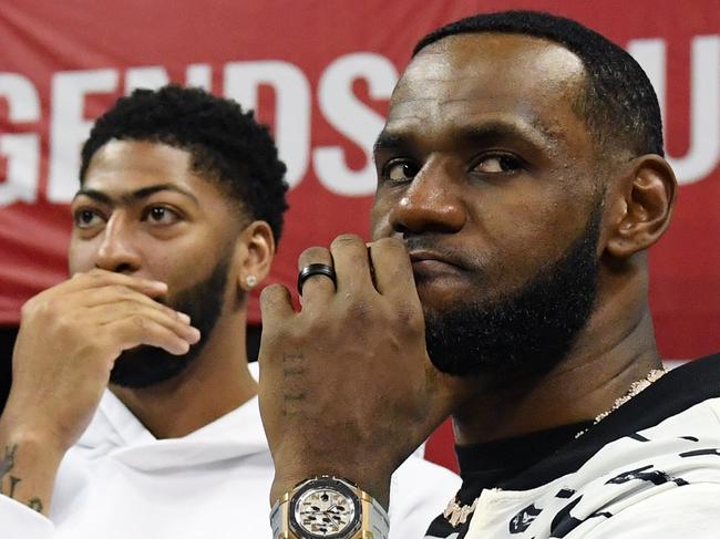 LAS VEGAS, NEVADA - JULY 06: Anthony Davis (L) and LeBron James of the Los Angeles Lakers arrive at a game between the Lakers and the LA Clippers during the 2019 NBA Summer League at the Thomas & Mack Center on July 6, 2019 in Las Vegas, Nevada. NOTE TO USER: User expressly acknowledges and agrees that, by downloading and or using this photograph, User is consenting to the terms and conditions of the Getty Images License Agreement.   Ethan Miller/Getty Images/AFP == FOR NEWSPAPERS, INTERNET, TELCOS & TELEVISION USE ONLY ==