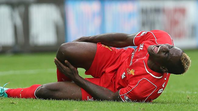 Liverpool's Italian striker Mario Balotelli screams in pain following an injury during the English Premier League football match between Newcastle United and Liverpool at St James' Park in Newcastle-upon-Tyne, northeast England, on November 1, 2014. AFP PHOTO / IAN MACNICOL RESTRICTED TO EDITORIAL USE. No use with unauthorized audio, video, data, fixture lists, club/league logos or “live” services. Online in-match use limited to 45 images, no video emulation. No use in betting, games or single club/league/player publications.