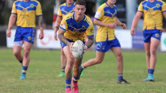 Justin Jones probes for a gap. Picture: Steve Montgomery/Ourfootyteam