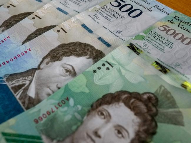 new 500 and 5000-Bolivar notes are pictured in Caracas on January 16, 2017. A new family of currency will progressively come into circulation. The South American country also has the highest inflation rate in the world, which IMF forecasts say could soon hit 475 percent. / AFP PHOTO / JUAN BARRETO