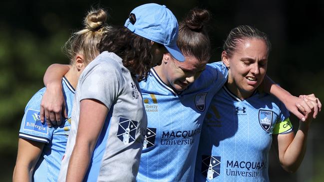 WELLINGTON, NEW ZEALAND - MARCH 17: Kirsty Fenton of Sydney FC leaves the field injuredduring the A-League Women round 20 match between Wellington Phoenix and Sydney FC at Porirua Park, on March 17, 2024, in Wellington, New Zealand. (Photo by Hagen Hopkins/Getty Images)