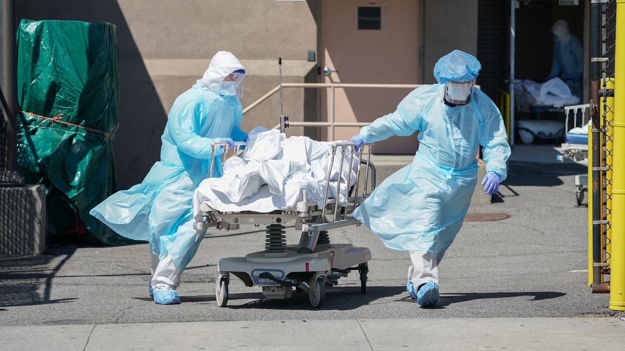 Các thi thể được chuyển đến một chiếc xe tải đông lạnh dùng làm nhà xác tạm thời tại Bệnh viện Wyckoff ở Quận Brooklyn, New York trong đại dịch Covid-19.  (Ảnh của Bryan R. Smith/AFP)
