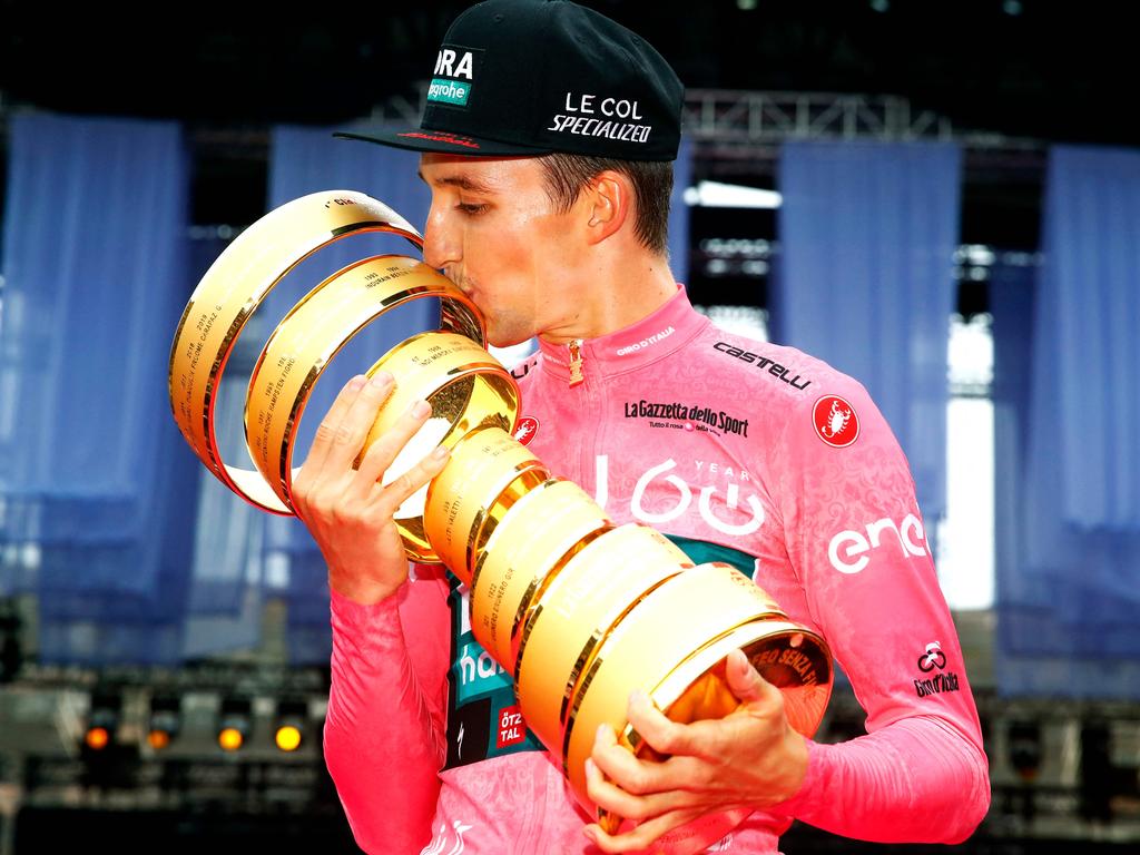 Jai Hindley kisses the ‘Trofeo Senza Fine’ on the podium after winning the Giro d’Italia following the last stage, a 17.4 km individual time trial in Verona. Picture: Luca Bettini/AFP