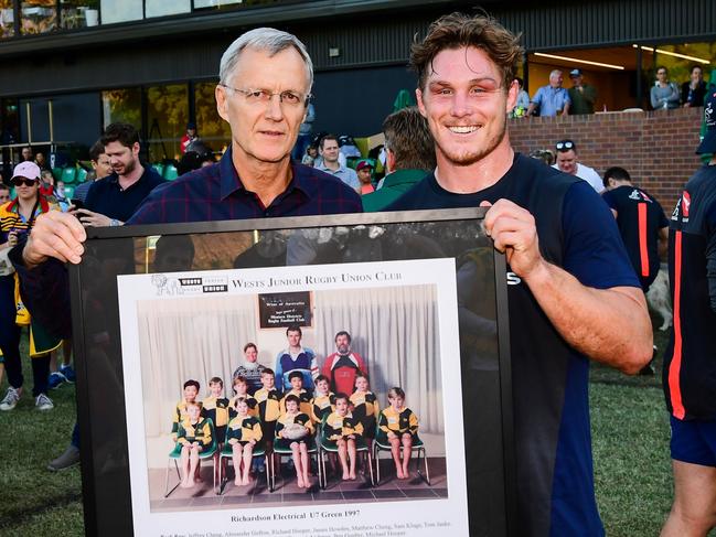 Wallabies captain Michael Hooper (right) with his old Wests Under-7s coach Rick Goulter and their team photo from 1997. Photo: Stu Walmsley, Rugby Australia