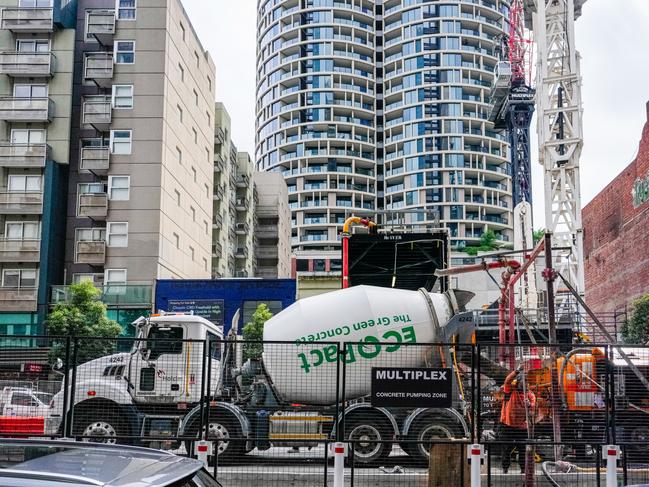 MELBOURNE, AUSTRALIA - MARCH 26: A general view of a construction site in the Melbourne CBD with a large apartment complex in the background on March 26, 2025 in Melbourne, Australia. The budget is expected to return to deficit after two years of surplus, focusing on cost-of-living relief measures, including extended electricity rebates and increased healthcare spending, while also addressing economic challenges and potential voter concerns ahead of the upcoming federal election. (Photo by Asanka Ratnayake/Getty Images)
