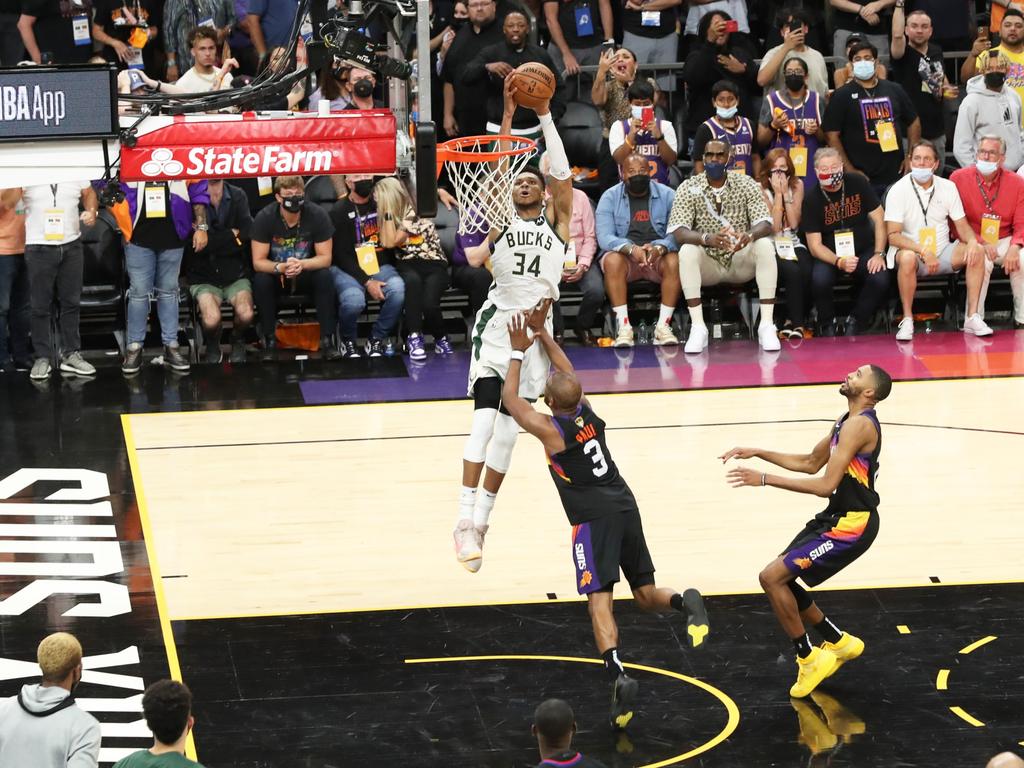 Giannis soars for alley-oop dagger after Holiday's crucial steal 👀 Suns vs  Bucks Game 5 