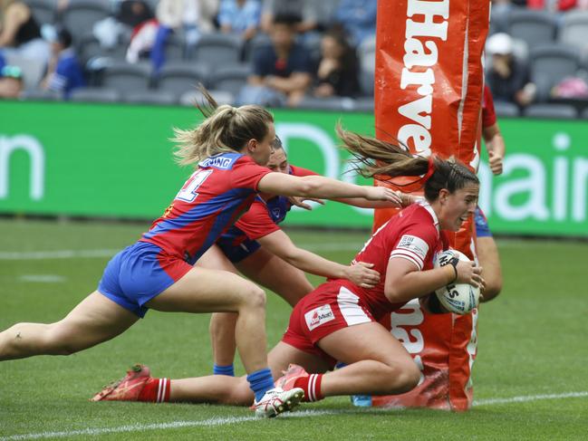 Bronte Wilson charges across to score the match-winning try for Illawarra. Picture Warren Gannon Photography