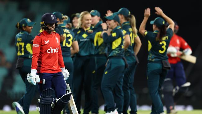 SYDNEY, AUSTRALIA - JANUARY 20: Kim Garth of Australia celebrates the wicket of Danni Wyatt-Hodge of England during game one of the Women's Ashes T20 International series between Australia and England at Sydney Cricket Ground on January 20, 2025 in Sydney, Australia. (Photo by Jeremy Ng/Getty Images)