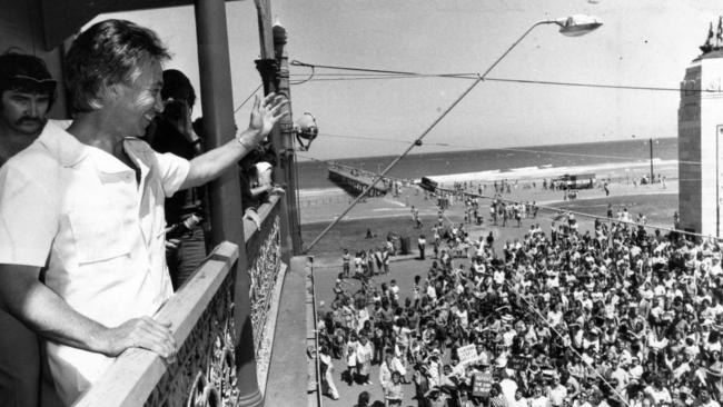 Don Dunstan on balcony of Pier Hotel, talking to the crowd at Glenelg.