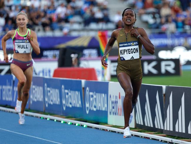Jessica Hull pushed Kenya's Faith Kipyegon to a new record time. Picture: Geoffroy Van Der Hasselt/AFP