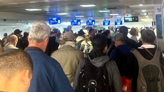 自动处理门停止工作后，数千名乘客滞留在墨尔本机场，场面混乱