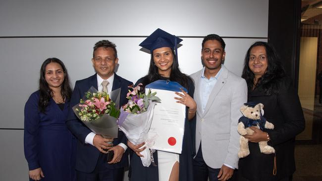 05-10-2023 Deakin University Accounting and Finance Graduation. Anuki Chandrasekara, Upul Chandrasekara, Vindya Hettiarachchi, Diluk Jayatilake and Manuki chandrasekara