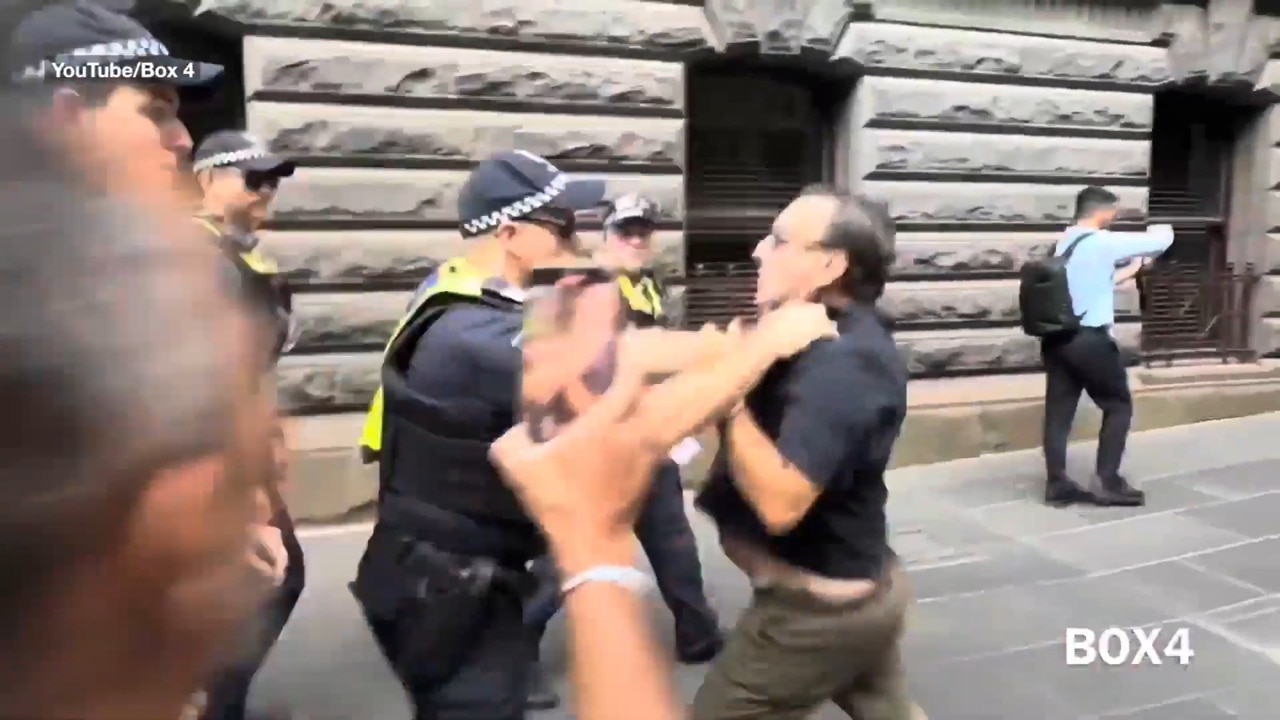 Jewish group clash with Palestine protesters