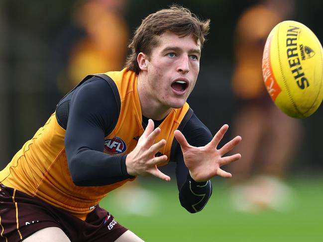 MELBOURNE, AUSTRALIA - APRIL 19: Josh Ward of the Hawks marks during a Hawthorn Hawks AFL training session at Waverley Park on April 19, 2024 in Melbourne, Australia. (Photo by Quinn Rooney/Getty Images)