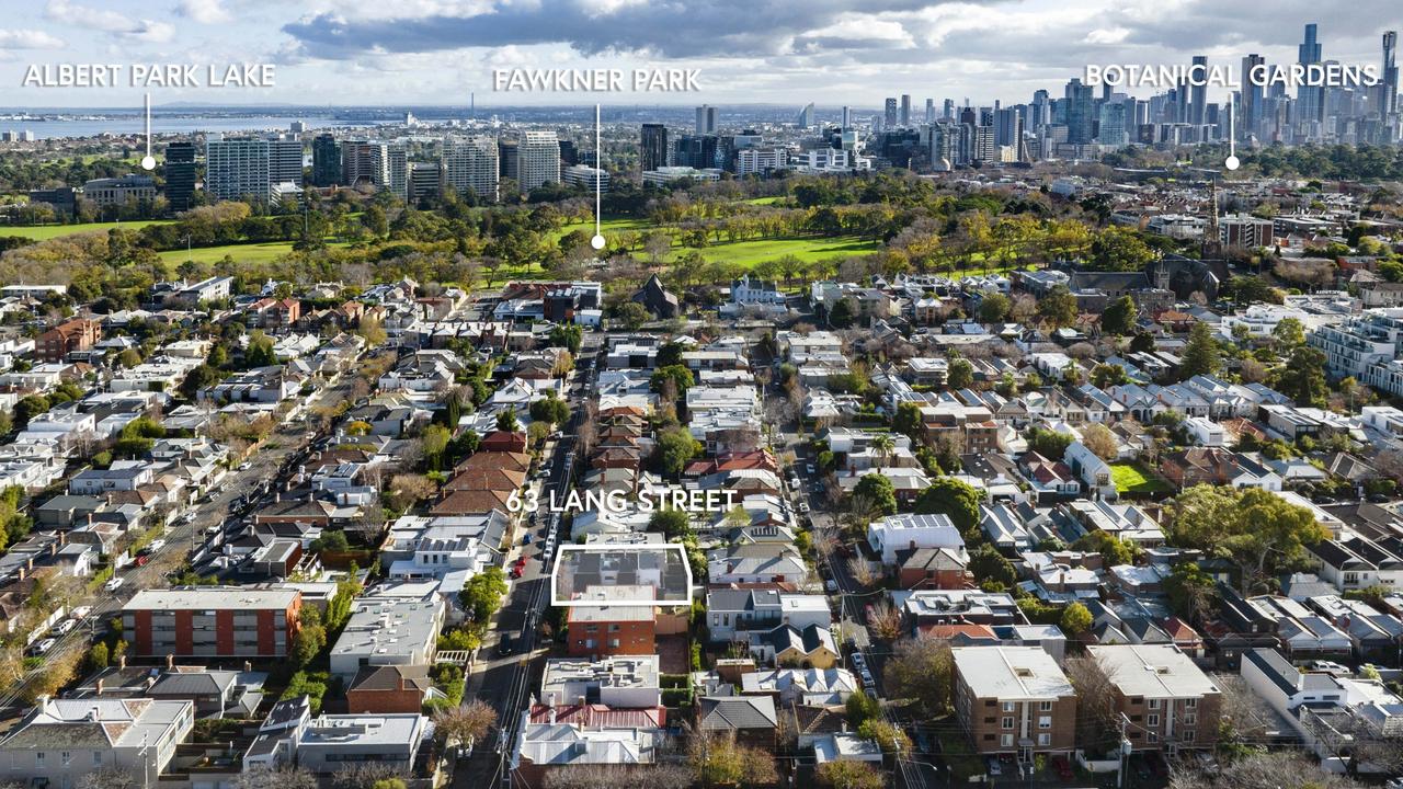 The home is a short walk to Fawkner Park.