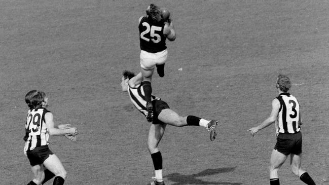 06/08/1999 SPORT: 26/09/1970. Alex Jesaulenko marks over Graeme 'Jerker' Jenkin in the 1970 Grand Final. Carlton v Collingwood. Picture: BRUCE HOWARD.