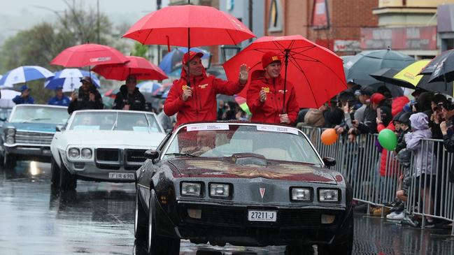 Crowds gather in Bathurst to welcome supercar drivers. Picture: Mark Horsburgh