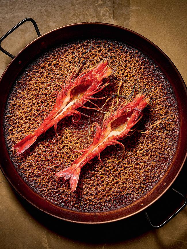 Paella carabineros at Sebe in Costa Teguise. Photography: Mikel Ponce.