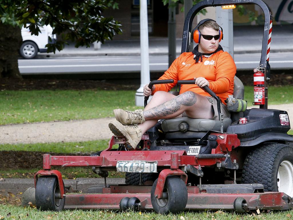 SYDNEY, AUSTRALIA - NewsWire Photos OCTOBER 16 , 2024: Generic Photos of Workers at Work. Parks and Gardens. Picture: NewsWire / John Appleyard