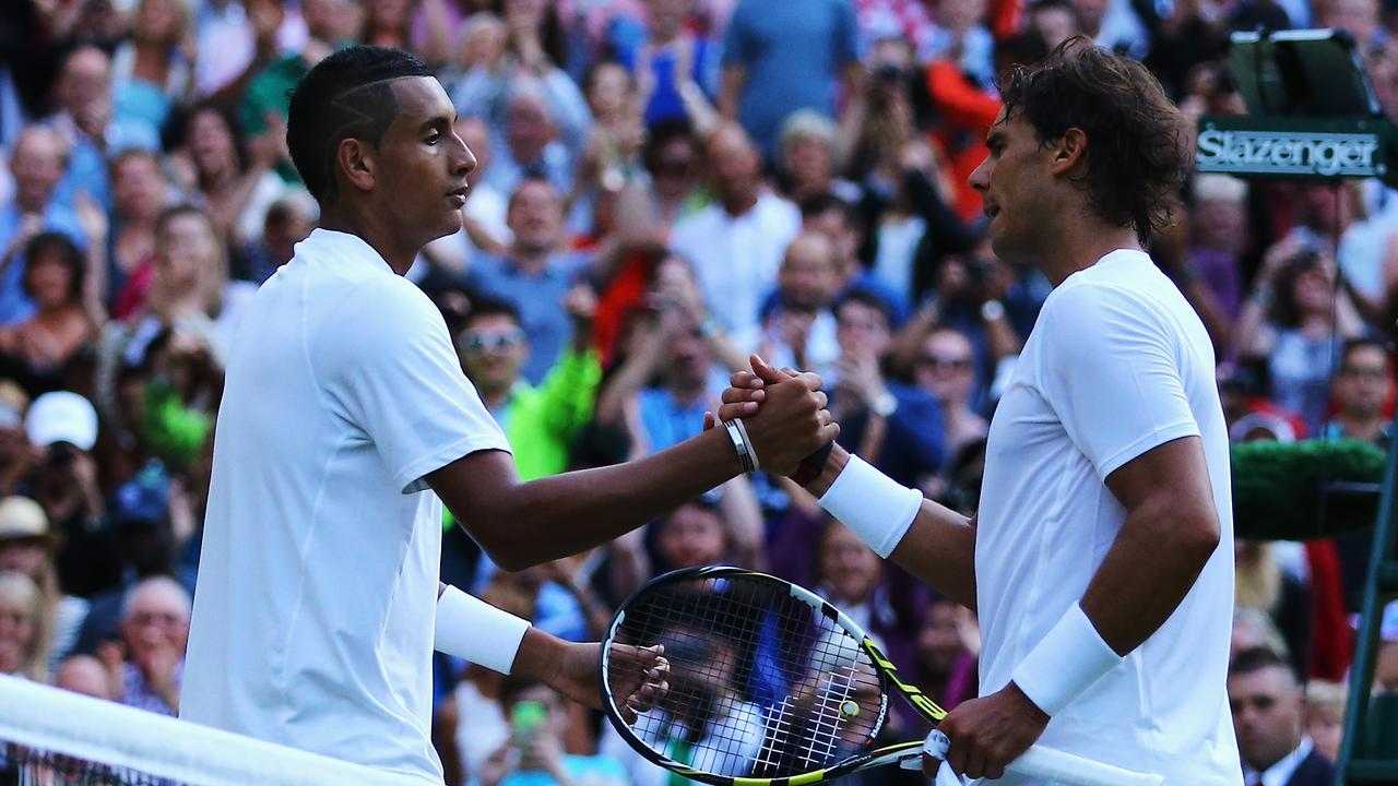 Nick Kyrgios serre la main de Rafael Nadal après leur match de quatrième ronde en simple le huitième jour du championnat de Wimbledon le 1er juillet 2014 à Londres.  Photo : Getty Images