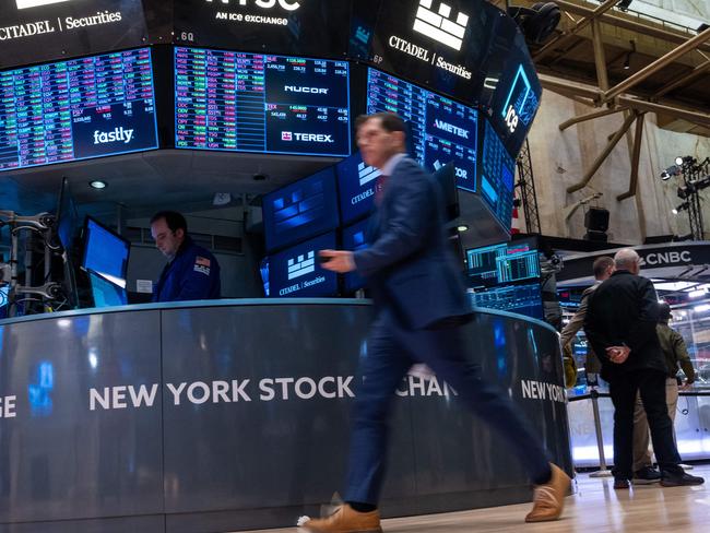 NEW YORK, NEW YORK - JANUARY 10: Traders work on the floor of the New York Stock Exchange (NYSE) on January 10, 2025 in New York City. The Dow fell over 700 points on Friday as markets continued to react to strong US job numbers and fears that the Federal Reserve will not make significant rate cuts.   Spencer Platt/Getty Images/AFP (Photo by SPENCER PLATT / GETTY IMAGES NORTH AMERICA / Getty Images via AFP)