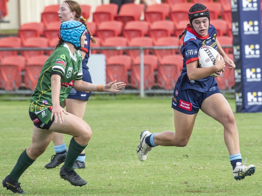 Lucy Davis (right) takes on the line. Picture: Nev Madsen.