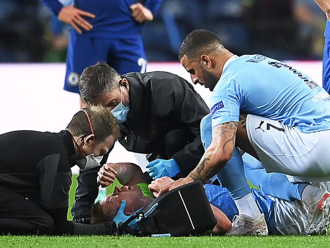 Kevin De Bruyne receives medical assistance. (Photo by David Ramos / POOL / AFP)